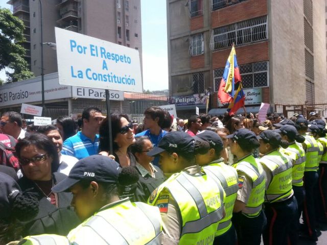 Imagen de la protesta realizada este jueves 22 de mayo en la ciudad de Caracas denominada la "Marcha de las Togas". Foto @jesusmedinae