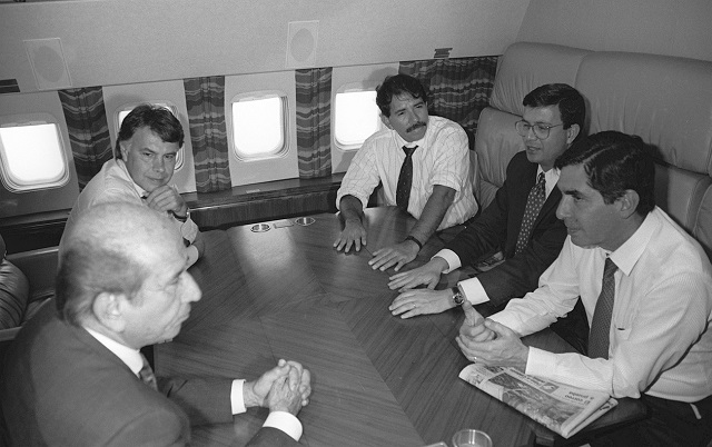 El presidente de Venezuela, Carlos Andres Pérez; el jefe del Gobierno español, Felipe González, y los presidentes de Nicaragua, Daniel Ortega; Honduras, Rafael Leonardo Callejas, y Costa Rica, Óscar Arias, en viaje a Chile en marzo de 1990. Foto EFE