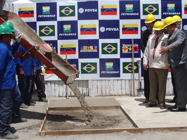 Los presidentes Ignacio Lula y Hugo Chávez colocan la primera piedra fundacional de la refinería Abreu de Lima, en Pernambuco Brasil. Era el año de 2005. / Foto EFE