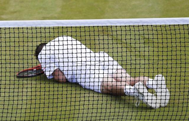 Foto:  El tenista suizo Stan Wawrinka se lamenta tras escurrirse durante su encuentro ante el tenista de Uzbekistán Denis Istomin en el torneo de Wimbledon disputado en el All England Club en Londres (Reino Unido) hoy, lunes 30 de junio del 2014. EFE/Valdrin Xhemaj