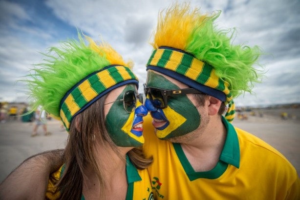 Fanáticos de Brasil esperan a las afueras del estadio de Belo Horizonte. Foto AFP