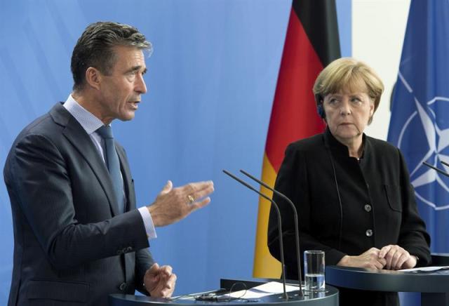 Secretario general de la OTAN, Anders Fogh Rasmussen y la canciller alemana, Angela Merkel analiza  el conflicto ucraniano. Foto EFE