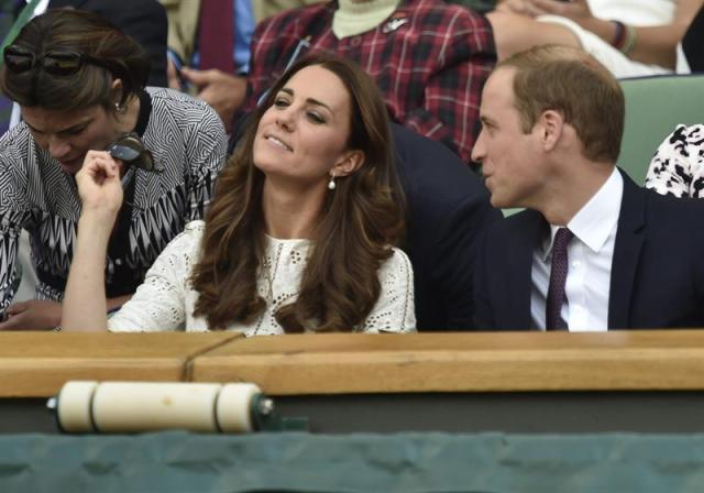 Los duques de Cambridge, Guillermo  y Catalina, presencian un partido del torneo de Wimbledon. Foto EFE