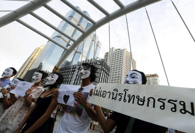  Un grupo de tailandeses protesta en contra del proyecto de ley de amnistía en Bangkok (Tailandia). Foto EFE