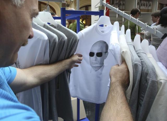 Unhombre observa una camiseta con la fotografía del presidente ruso, Vladimir Putin. EFE