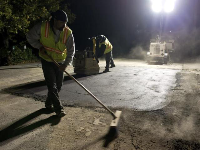 Unos operarios reparan una calle tras la rotura de una cañería debido a un terremoto de magnitud 6,1 en la escala Richter, en Napa, California. EFE