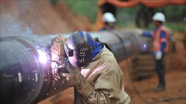 Obreros de soldadura en la construcción del ferroducto / Foto WSJ