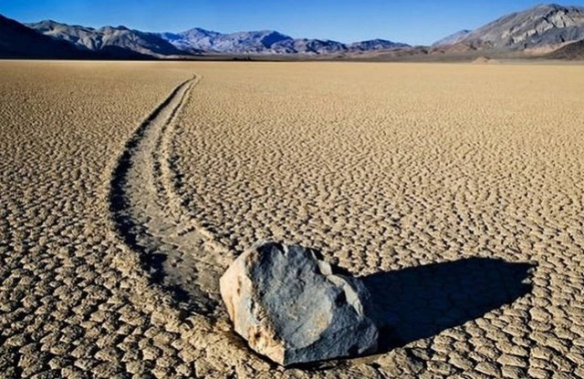  Piedra y rastro de movimiento en Racetrack Playa, Valle de la Muerte, California Dennis Flaherty / Alamy 