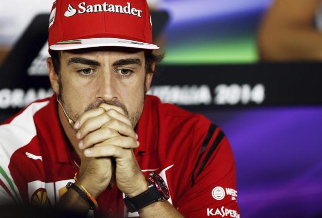 El piloto español de la escudería Ferrari de Fórmula Uno, Fernando Alonso, ofrece una rueda de prensa en el circuito de Monza, Italia. EFE