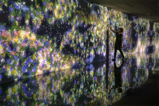 LOS NIPONES TEAMLAB CREAN UN JARDÍN DIGITAL DE FLORES INFINITAS