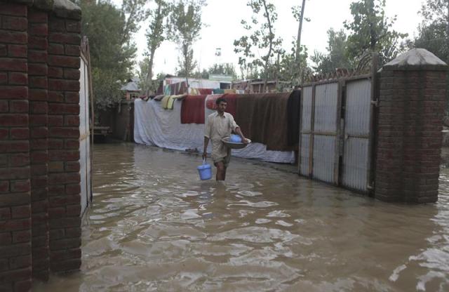  Un cachemirí musulmán camina por una calle inundada en la localidad de Rakshalina, al sur de Srinagar, la capital de verano de la zona de Cachemira administrada por la India.EFE