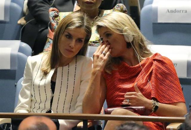  El reina Letizia (i), conversa con la reina Máxima de Holanda (d), durante la Asamblea General de las Naciones Unidas en la que ha intervenido hoy el rey Felipe VI. EFE