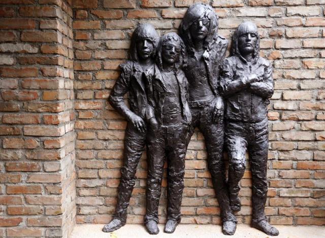  Imagen facilitada hoy, viernes 26 de septiembre de 2014, en la que aparece una estatua a tamaño real del grupo de punk estadounidense "The Ramones", en el Parque Rock 'n' Roll, en Zagreb (Croacia), ayer. El grupo es la última novedad en el parque, y se une a otras leyendas que ya tenían su lugar en el homenaje de Zagreb al rock and roll. EFE/Antonio Bat