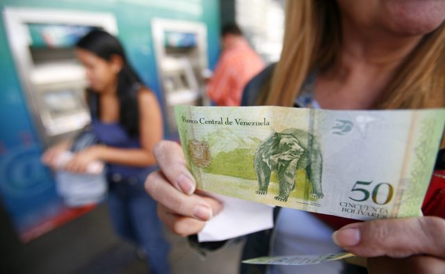 VENEZOLANOS EMPIEZAN EL 2008 CON UNA NUEVA MONEDA: EL BOLÍVAR FUERTE