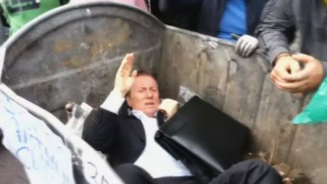 Imagen capturada de un vídeo de un diputado ucraniano en un contenedor de basura en Kiev