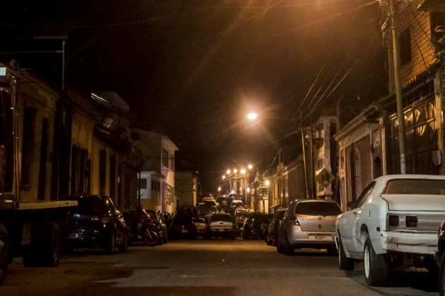 Imagen de la avenida oeste 15, Urbanización La Pastora donde se encuentra la vivienda del diputado Robert Serra, asesinado la noche de este miércoles  (Foto EFE/Miguel Gutiérrez)