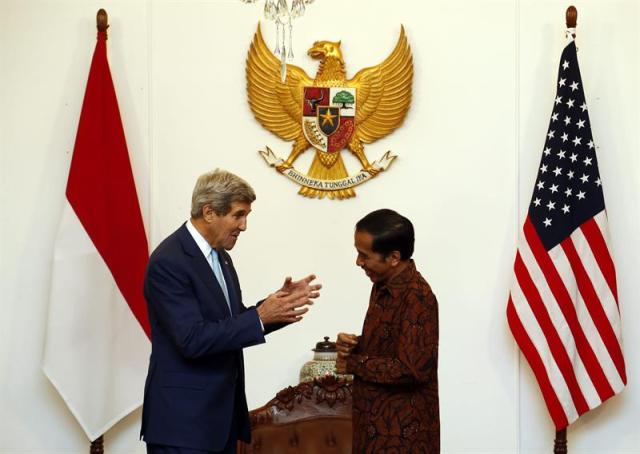  El nuevo presidente indonesio Joko Widodo (d), junto al secretario de Estado estadounidense, John Kerry, tras su reunión en el palacio presidencial de Yakarta, en Indonesia.EFE