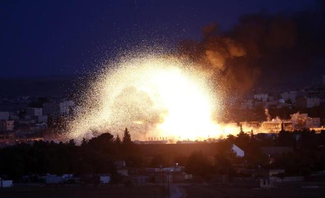 Al menos ocho miembros del Estado Islámico (EI) murieron hoy en combates con los milicianos kurdos en Kobani, donde los yihadistas intentan avanzar hacia el centro de la ciudad.EFE