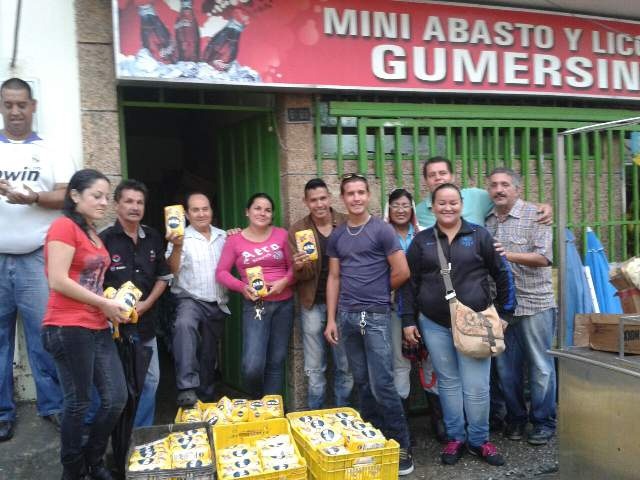 Vecinos le entregan al Sr. Gumersindo la mercancía que previamente habína comprado en un decomiso / Foto VF