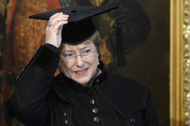 La presidenta de Chile, Michelle Bachelet, es investida doctora honoris por la universidad de Freiberg durante una ceremonia en Freiberg, Alemania, hoy, martes 28 de octubre de 2014. La mandataria conocerá la experiencia de los gobiernos regionales de Alemania en su última jornada en este país, que también tendrá un marcado carácter empresarial. EFE/HENDRIK SCHMIDT