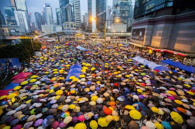 Manifestantes prodemocráticos forman un manto con paraguas durante una protesta celebrada un mes después de que el movimiento prodemocrático de Hong Kong, conocido como "Revolución de los Paraguas", iniciara la ocupación pacífica de calles, en Hong Kong (China), hoy, martes 28 de octubre de 2014. EFE/Alex Hofford