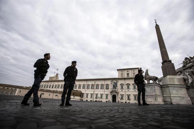 Un grupo de Carabinieris permanecen en guardia ante el Quirinale, la sede de la Jefatura del Estado en Roma, Italia, hoy, martes 28 de octubre de 2014. El presidente de la República italiana, Giorgio Napolitano declaró hoy como testigo en el juicio que pretende aclarar si el Estado emprendió una negociación con la mafia siciliana (la Cosa Nostra) en la década de los noventa del siglo XX. EFE/ETTORE FERRARI