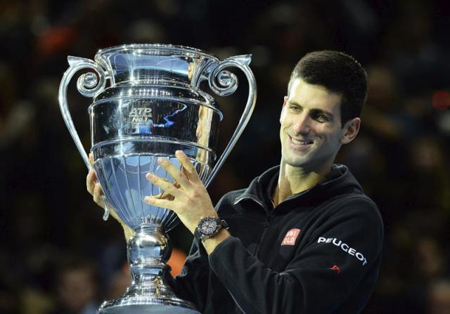 Foto: El tenista serbio Novak Djokovic sostiene el trofeo que le acredita como número uno de la ATP / EFE