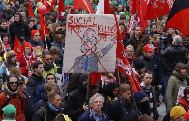 Manifestantes protestan en Bruselas (Bélgica) hoy, jueves 6 de noviembre de 2014. Se estima una participación de unas 100.000 personas en esta manifestación contra los recortes del gobierno y las nuevas medidas de austeridad anunciadas por el mismo. EFE/Julien Warnand