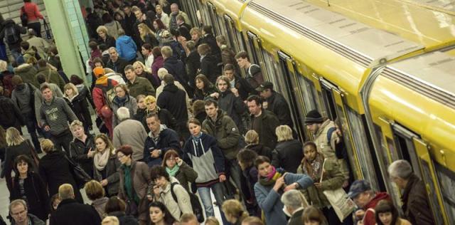 Pasajeros abarrotan un andén en Berlín (Alemania) durante el segundo día de huelga hoy, jueves 6 de noviembre de 2014. Los maquinistas de la compañía alemana de ferrocarriles Deutsche Bahn (DB) rechazaron ayer adherirse al proceso de arbitraje propuesto a última hora por su empleador y comenzaron, a pesar de las críticas, con una nueva huelga, esta vez de más de cuatro días. EFE/Paul Zinken