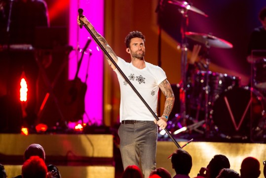 Adam Levine,. considerado uno de los hombres más sexys del mundo, es el novio de Behati Prisloo