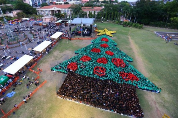 Foto: Arbol de Navidad Humano / informe21.com