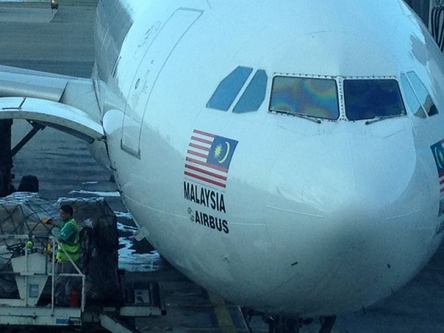 El airbus de  AirAsia X cargando pasajeros para Conviasa el 16 de dciembre de 2014 en Maiquetía / Foto LP