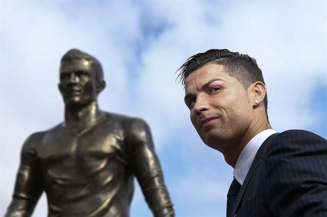 Cristiano Ronaldo-estatua Madeira (1)