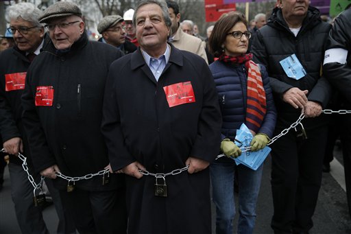 Foto: Dueños de empresas medianas y pequeñas sostienen cadenas con candados en una manifestación en París el lunes 1 de diciembre de 2014. Varios miles de dueños de negocios, particularmente de compañías pequeñas, protestaron para pedir al gobierno que simplifique las normas y facilite la contratación y despido de empleados. AP/ Christophe Ena