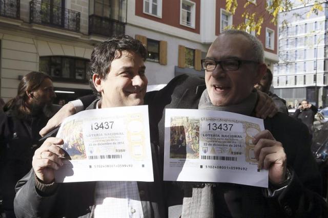 Celebración en la administración número 76 de la calle Zurbano de Madrid que ha hoy repartido 472 millones de euros del primer premio del Sorteo Extraordinario de la Lotería de Navidad, el 13.437. EFE/JuanJo Martín