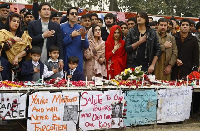 Familiares de las víctimas asisten a una ceremonia en memoria de los niños asesinados en un ataque terrorista a una escuela del ejército en Peshawar (Paquistán), hoy, lunes 22 de diciembre de 2014. La policía ha detenido a algunos sospechosos por complicidad con los tiradores talibanes que acabaron con la vida de 135 niños durante el ataque de la semana pasada. EFE/Arshad Arbab