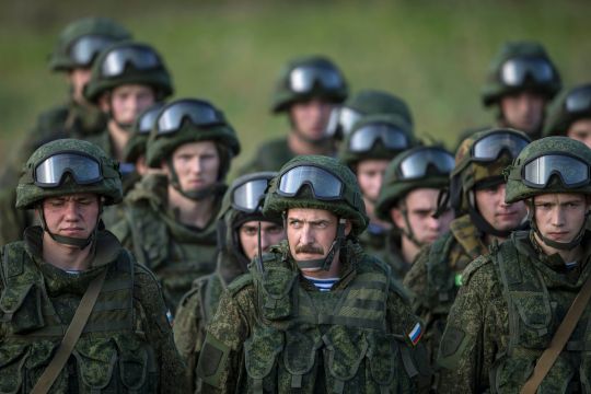 Foto: Tropas rusas vistas después de una sesión de entrenamiento en la villa de Nikinci. Imagen de archivo, 14 noviembre, 2014. Rusia dijo el lunes que llevará a cabo más de 4.000 ejercicios militares en 2015, especialmente durante el próximo verano boreal. REUTERS/Marko Djurica