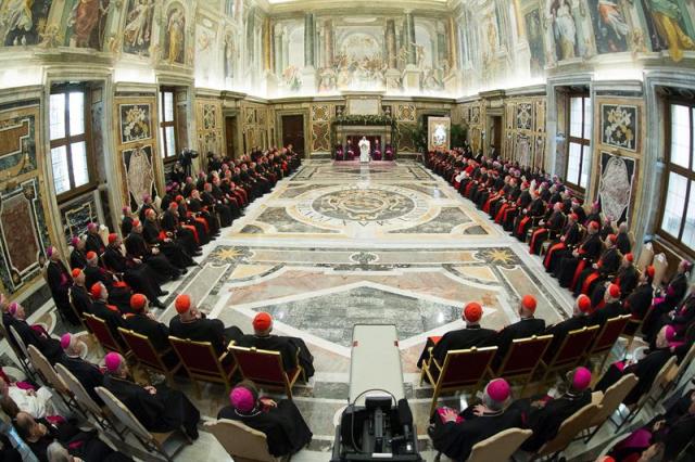 El papa Francisco (c) pronuncia su discurso durante el tradicional encuentro en la sala Clementina para felicitar la Navidad a los miembros de la Curia romana, que gestionan el Gobierno de la Iglesia, en la Ciudad del Vaticano, hoy, lunes 22 de diciembre de 2014. El papa Francisco enumeró hoy en un discurso las que consideró las 15 "enfermedades" que acechan a la Iglesia y a la Curia romana, como el "alzheimer espiritual", "el sentirse inmortal" "la mundanidad y el exhibicionismo" o "la vanagloria". EFE/Osservatore Romano/Handout 