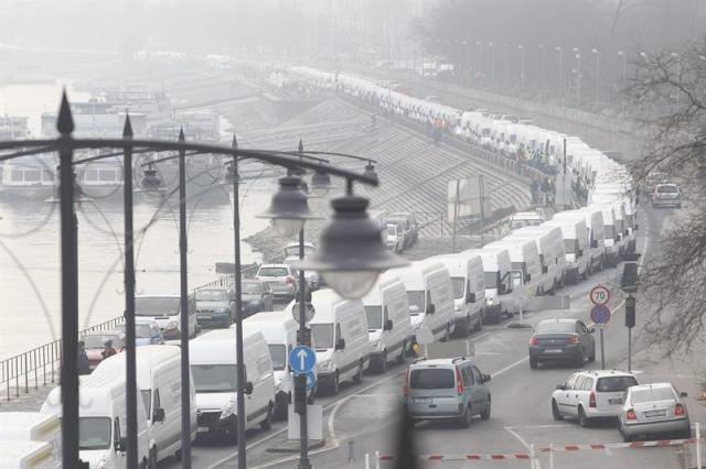  Furgonetas del grupo British American Tobaco bloquean un carril en el muelle Buda mientras protestan contra las políticas laborales del Gobierno hoy, lunes 15 de diciembre de 2014 en Budapest (Hungría). La protesta fue convocada por la Liga Democrática de Sindicatos Independientes. EFE/Zsolt Szigetvary