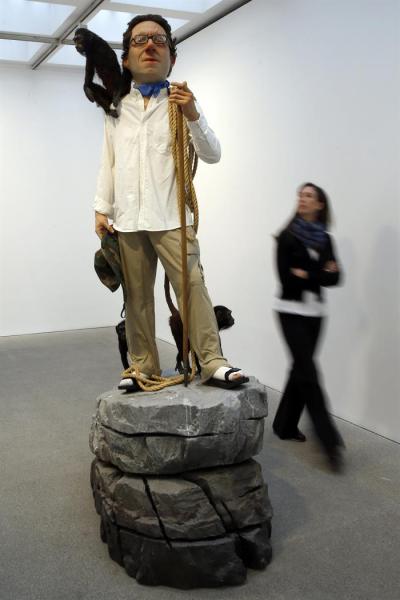 "The wanderer", (2002), de Tony Matelli, realizada en fibra de vidrio, silicona, pelo artificial, tela, espuma, alambre, madera y pintura, una de las obras que se expone desde hoy en la galería Marlborough de Madrid. (foto EFE/Javier Lizón)