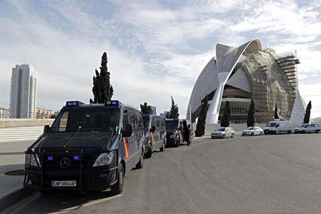 La Policía está registrando desde esta mañana el Palau de les Arts en busca de documentación relacionada con la investigación que realiza la Fiscalía Anticorrupción sobre irregularidades en la gestión de su intendente, Helga Schmidt. EFE/ Manuel Bruque