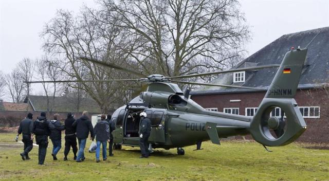 Fotografía facilitada por la policía de Moenchengladbach que muestra el traslado de uno de los dos supuestos terroristas detenidos en Moenchengladbach en Alemania hoy, jueves 22 de enero de 2015. La policía alemana detuvo hoy a dos presuntos miembros de la organización terrorista Estado Islámico (EI) en el estado federado de Renania del Norte-Westfalia (oeste del país) por orden de la fiscalía general. La fiscalía acusa a Mustafa C. y Sebastian B. de haber recibido entrenamiento en Siria y de pertenecer a una rama del Estado Islámico. Sin embargo, no hay indicios de que los dos hombres tuviesen de momento planes concretos para preparar un atentado. EFE/Police Moenchengladbach/Handout