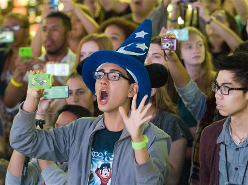 Foto: Visitantes observan un espectáculo en el Disneylandia / AP