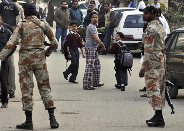 Soldados hacen guardia en los alrededores de un colegio en Karachi (Pakistán) hoy, martes 3 de febrero de 2015, después de que se produjera un ataque con granada contra el mismo. Nadie ha resultado herido en lo que es ya el segundo ataque contra un colegio en el país después del 16 de diciembre de 2014 en el que más de 150 personas perdieron la vida. EFE/Shahzaib Akber