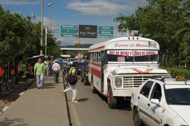 En el concurrido cruce fronterizo de Venezuela en Cúcuta, Colombia, artículos como la gasolina, el arroz y los pañales se introducen de contrabando desde Venezuela en el país vecino para ser vendidos con grandes descuentos. 