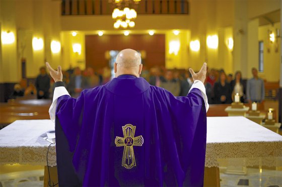 El padre Pedro Freites Romero pertenece a la diócesis venezolana de Maturín. Aquí oficia una misa en la parroquia de Santa Clara, en el norte de Bogotá. / Cristian Garavito - El Espectador