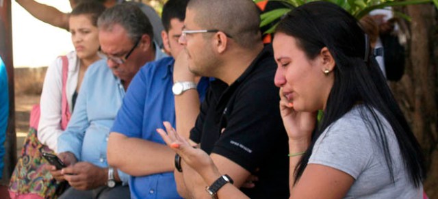 Foto: Los compañeros de la joven presentaron sus respetos a los padres de la joven en la morgue / laverdad.com