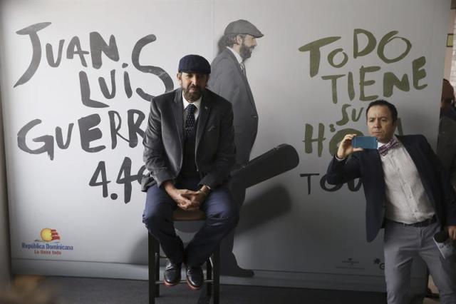 El cantautor dominicano Juan Luis Guerra posa hoy durante la rueda de prensa que ofreció en un hotel de Madrid, para presentar sus próximos conciertos en España. EFE/Fernando Alvarado