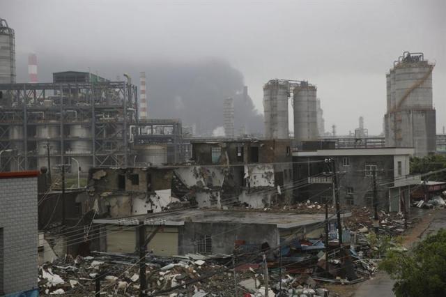 Vista general de la planta química de "Dragon Aromatics" tras una explosión y posterior incendio en Zhangzhou, China, hoy 7 de abril de 2015. Al menos seis personas resultaron heridas en el incidente, que provocó que las autoridades decretaran hoy una alerta química en la zona. Las plantas químicas en China son motivo frecuente de queja por parte de la población, que denuncia, a veces mediante multitudinarias protestas que han paralizado proyectos, la emisión de gases tóxicos y la falta de seguridad en las mismas. EFE/STRINGER 