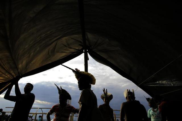 Alrededor de 1500 indígenas montan un campamento hoy, martes 14 de marzo de 2015, frente al Congreso Nacional de Brasil en Brasilia, durante apertura de la Semana Nacional de Movilización Indígena. Los pueblos nativos brasileños se manifiestan en favor de una reforma agraria, y la demarcación de las tierras indígenas y protestan contra el proyecto de ley que transfiere el poder de dicha demarcación del Ejecutivo al Legislativo. EFE/Fernando Bizerra Jr